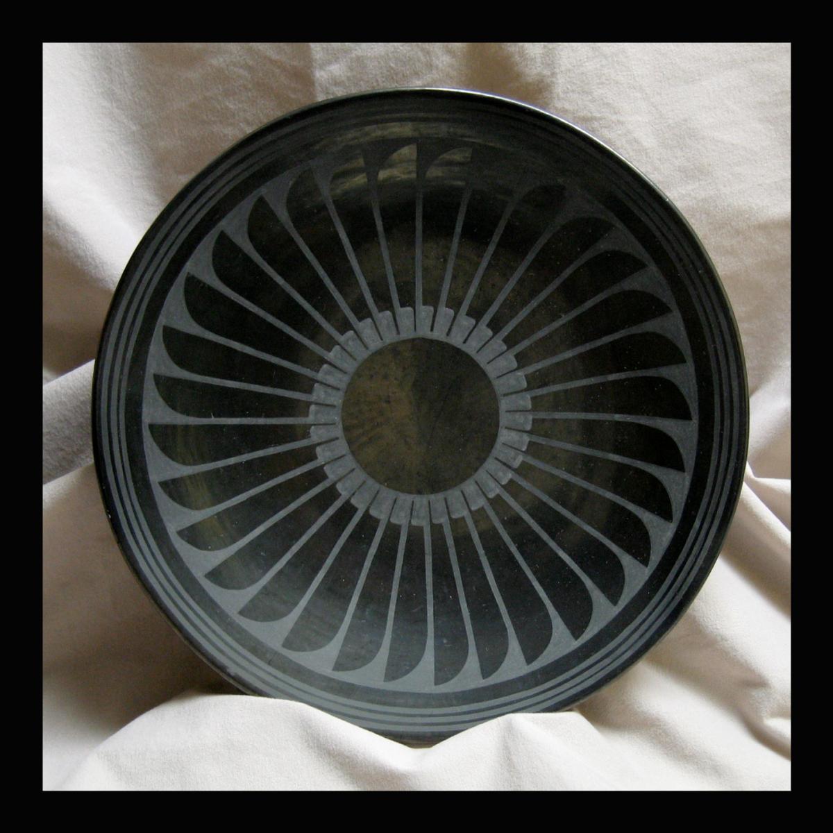 Radiating Feathers plate